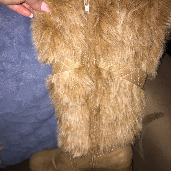 Fuzzy boots/just below knee - Picture 4 of 4